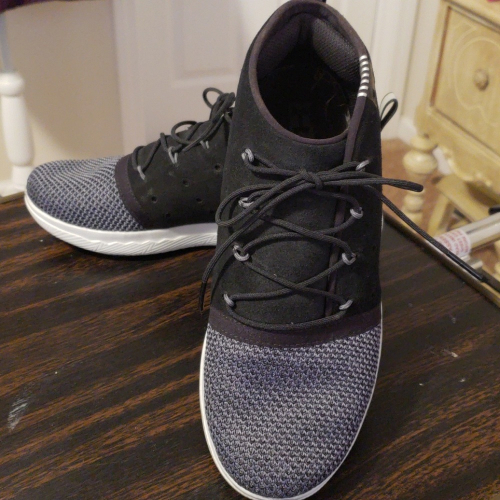 Under armour black charged sneakers